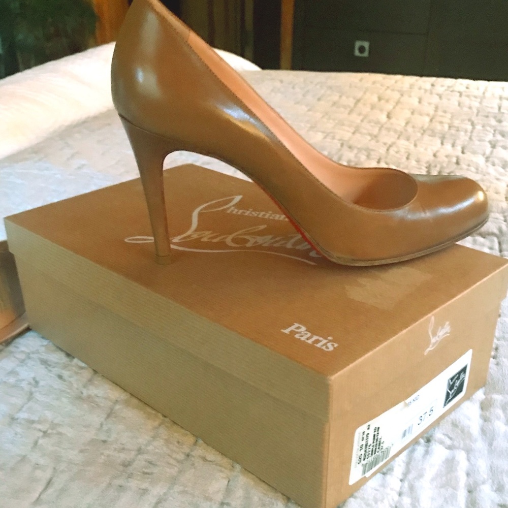 COPY - Christian Louboutin's camel leather pump